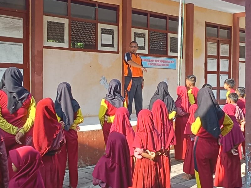 Guru Berikan Pembinaan bagi seluruh Siswa Agar Tidak Ada Yang Terlambat Masuk Sekolah